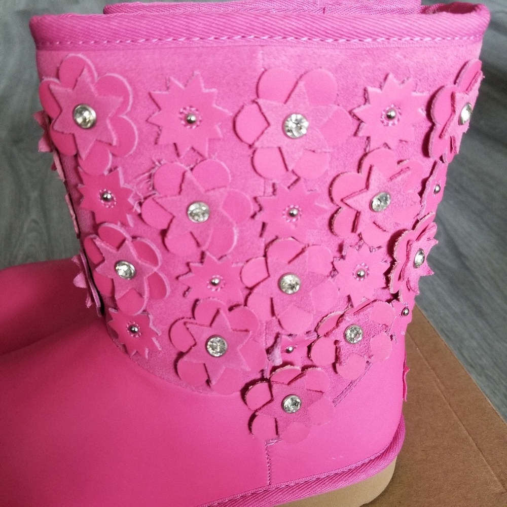UGG Kids Short II Petal Leather Boots. - Picture 3 of 7